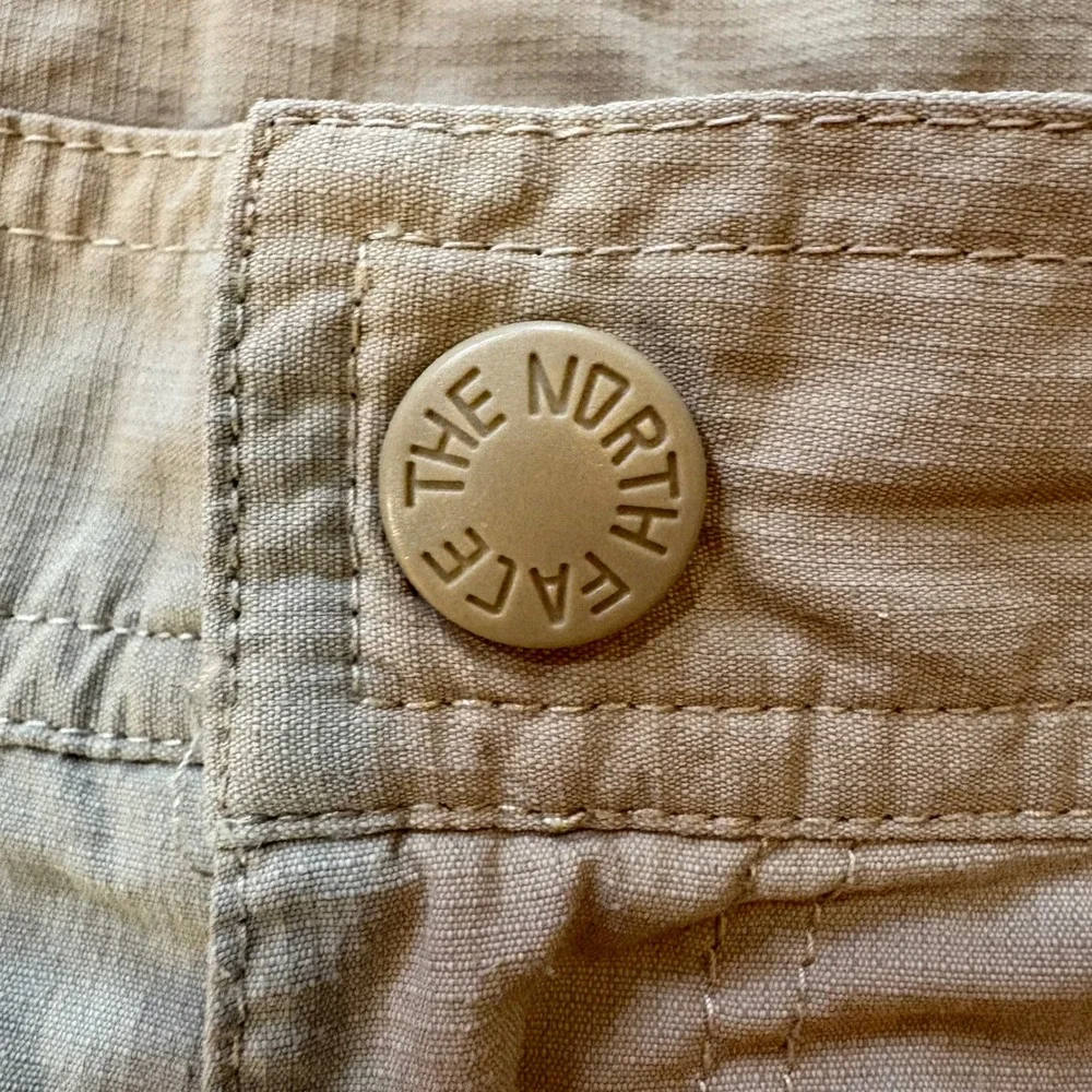 The North Face Mens Khaki Tan Nylon Cargo Hiking Shorts Outdoors size 32‎